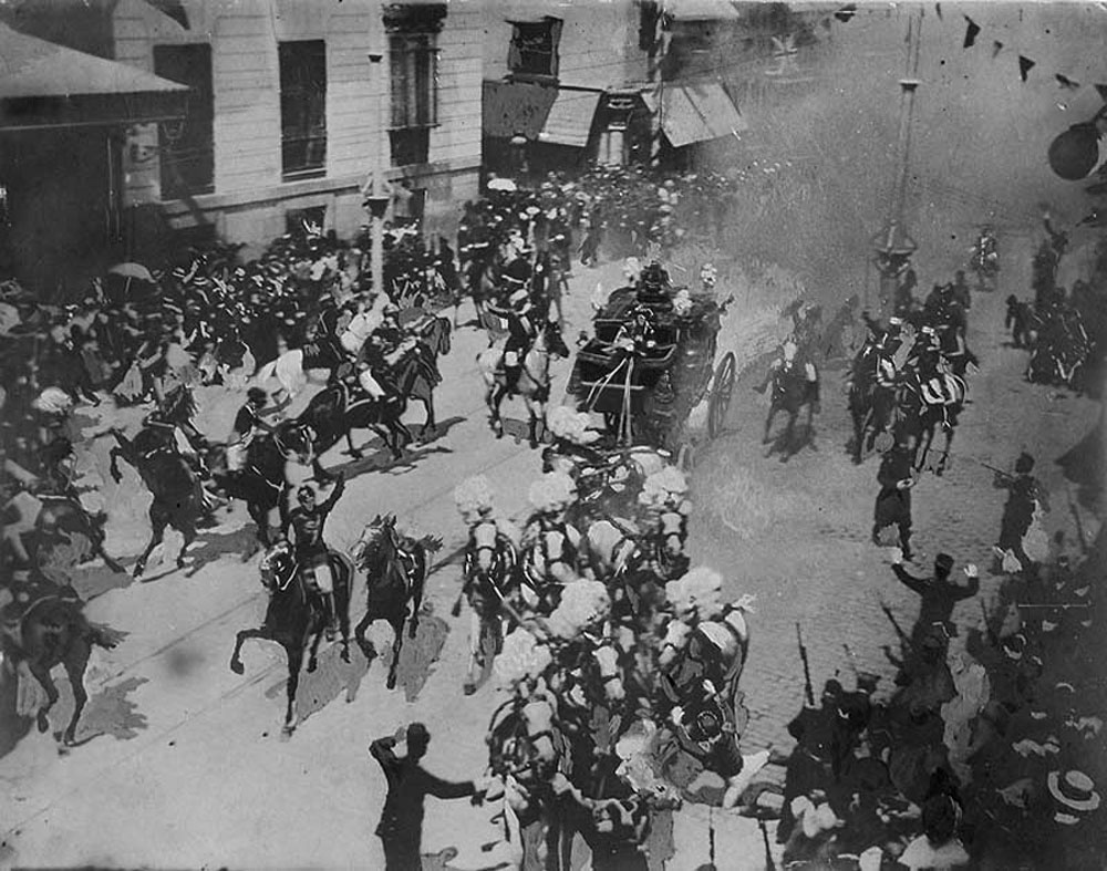 1906. Madrid. Mateu Morral anarchista, virágok közé rejtett bombája megölt 24 nézőt a XIII Alfonz spanyol király esküvőjén. Másik nézőpontból készült kép..jpg