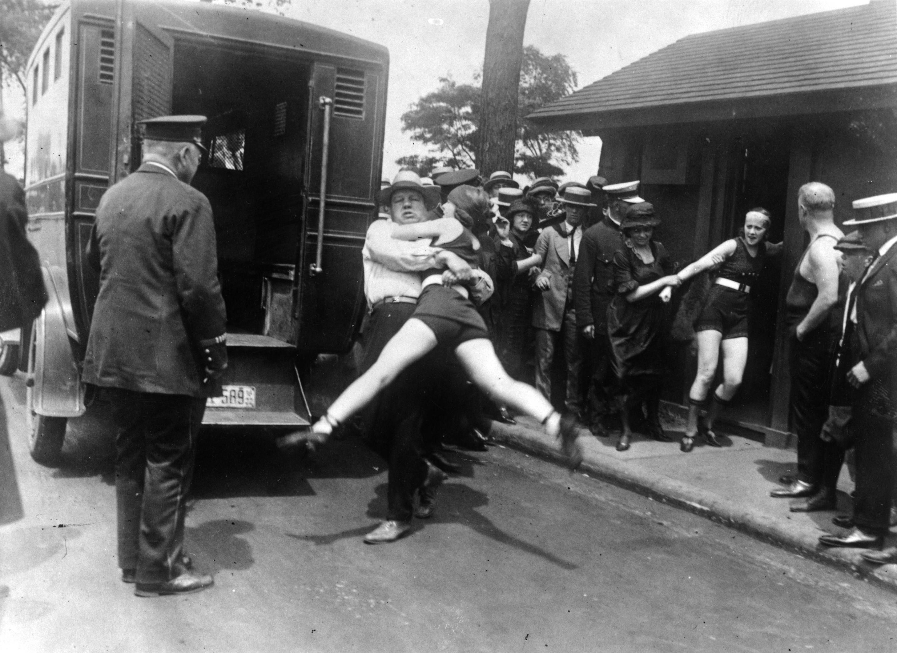 1922. Chicago. Két fiatal nőt tartóztatnak le, illetlen fürdőruha viseléséért..jpg