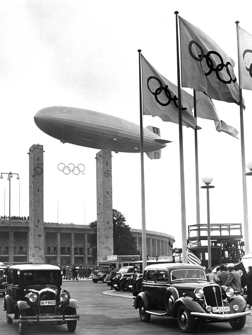 1936. Berlini olimpiai játékok, fölötte a Hindenburg..jpg