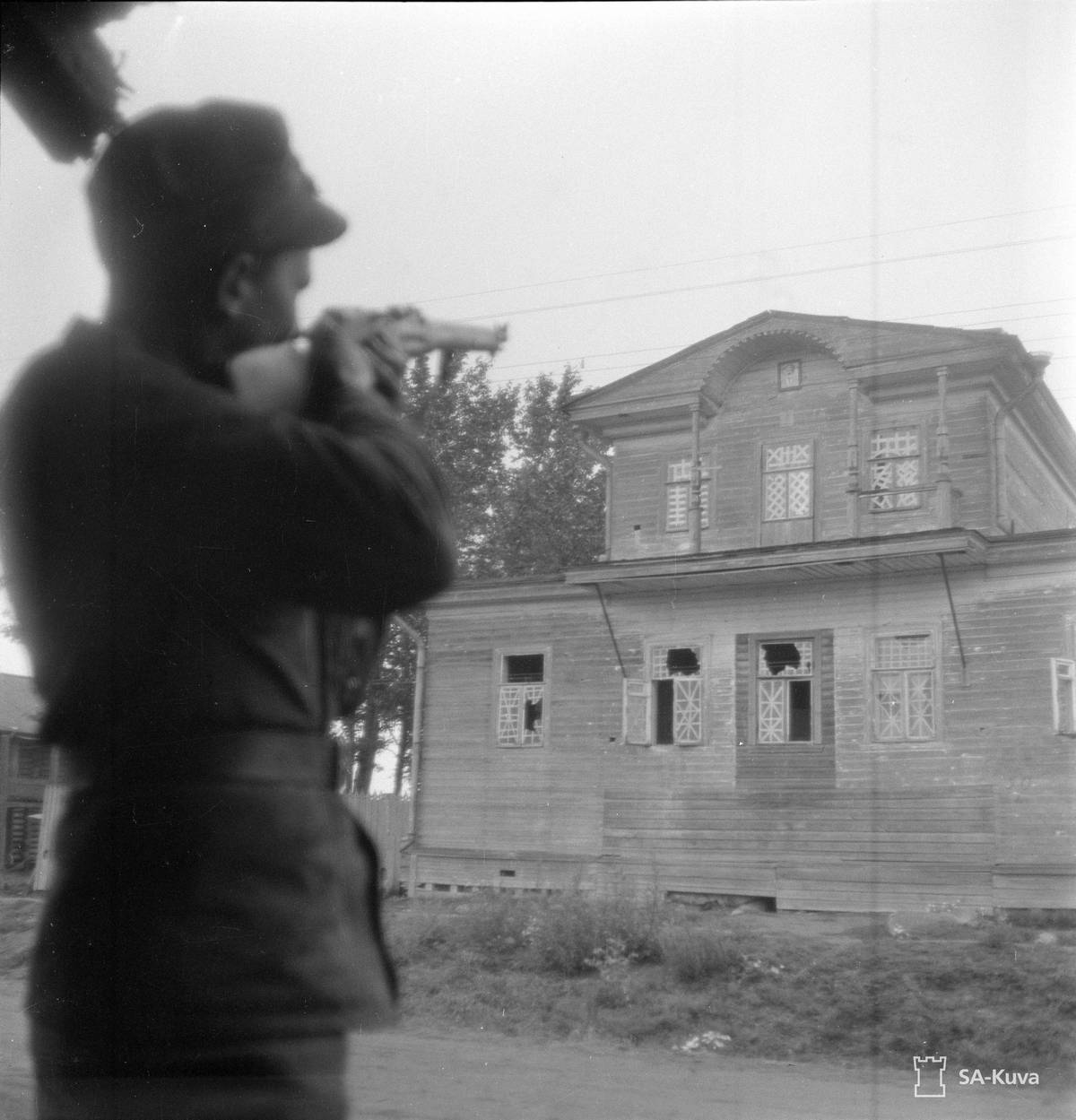 1941. Finn katona az aunusi posthivatal homlokzatán lógó Molotov képére lő célba..jpg