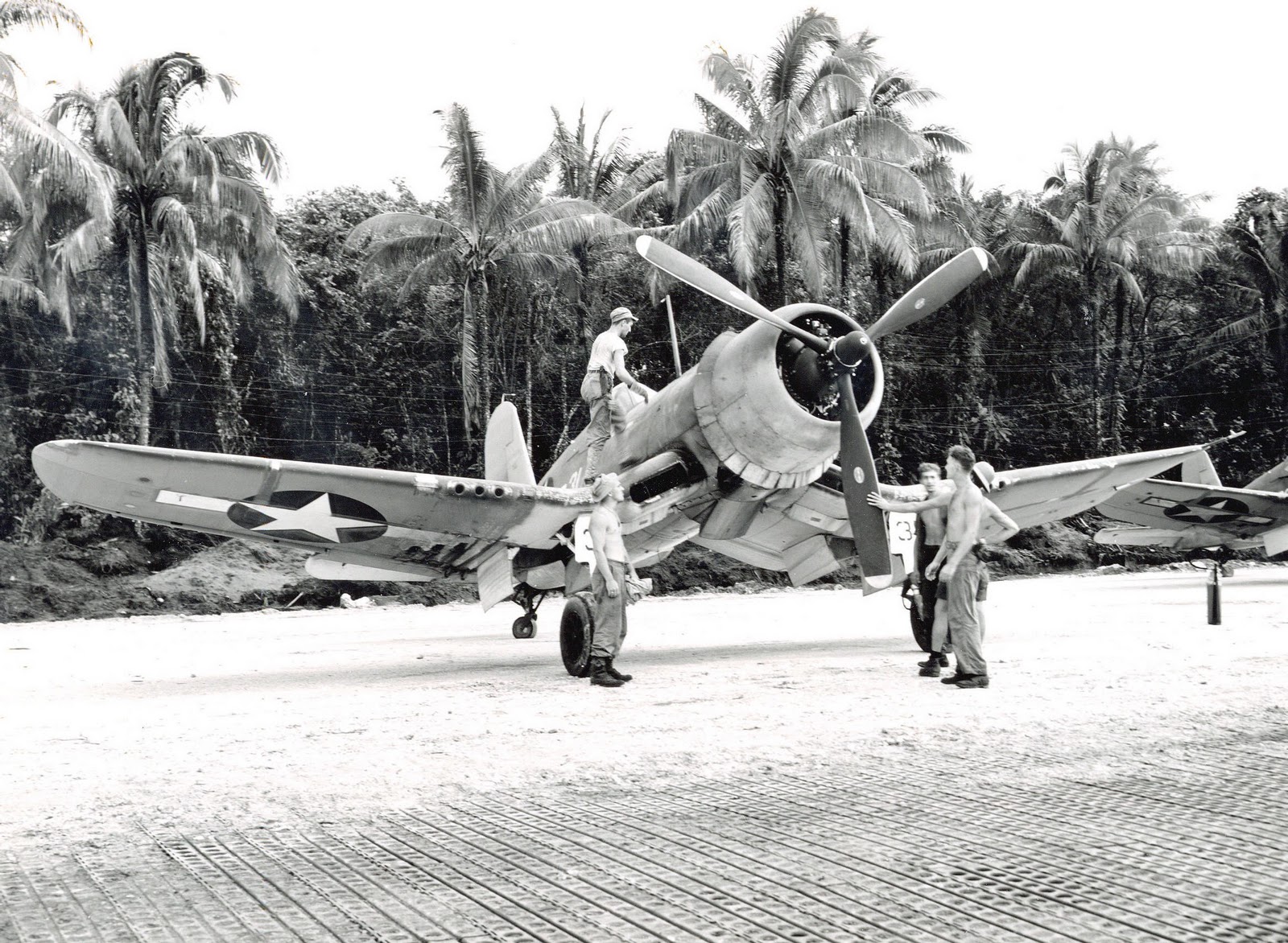 1943. F4U-1A Corsair gép és földi személyzete Torokina, Bougainville, Salamon szigetek..jpg