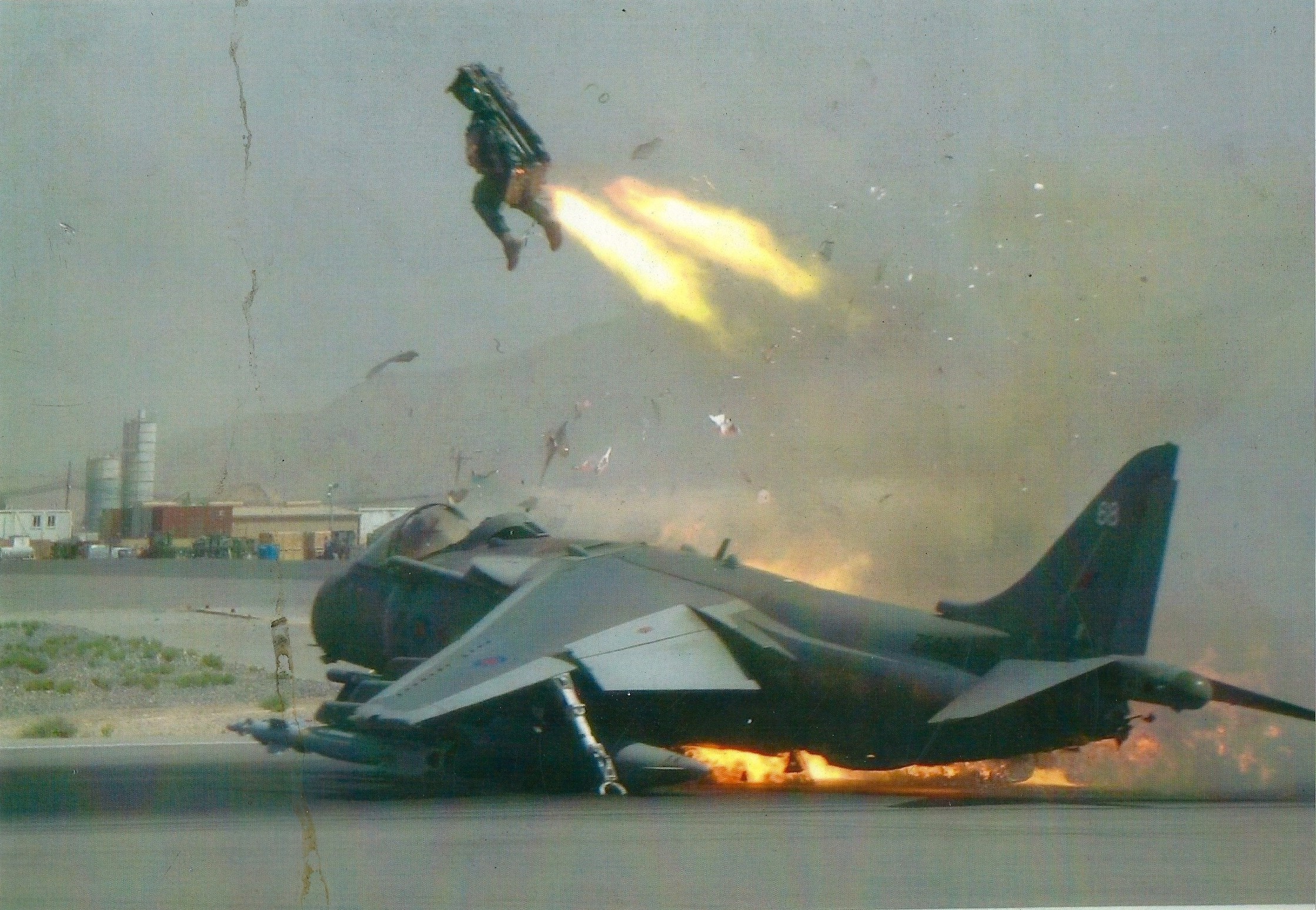 2009. Kandahári légibázis. Egy Harrierből az utolsó pillanatban katapultál a pilótája..jpg