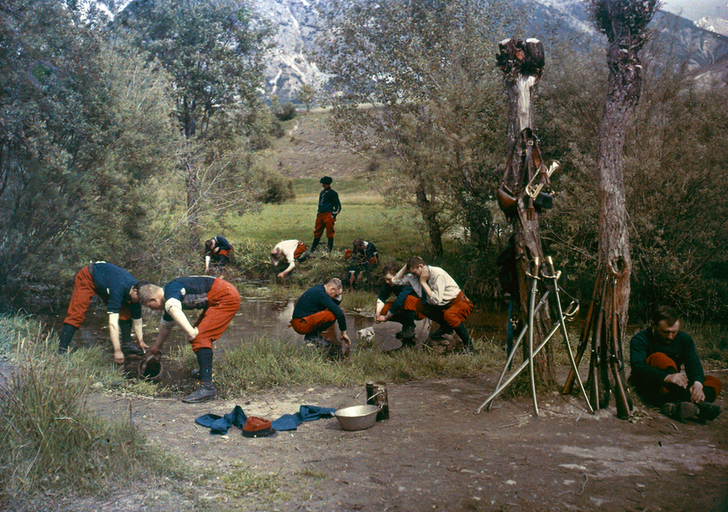 1914_wwi_french_alpine_infantry_soldiers_at_river_1914_autochrome_by_jean-baptiste_tournassoud.png