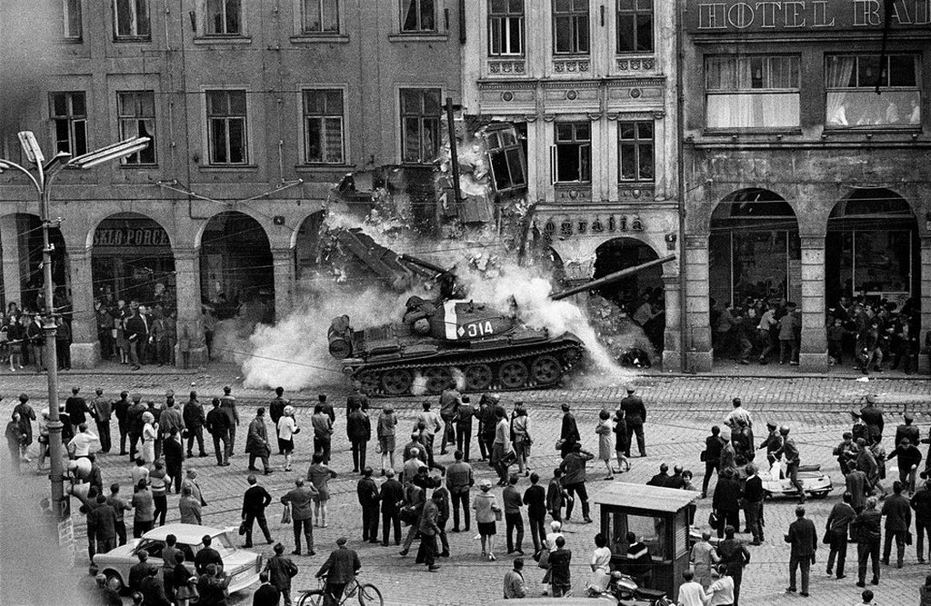 1968_augusztus_21_soviet_tank_ploughs_into_building_during_warsaw_pact_forces_arrival_in_liberec_czechoslovakia.jpg