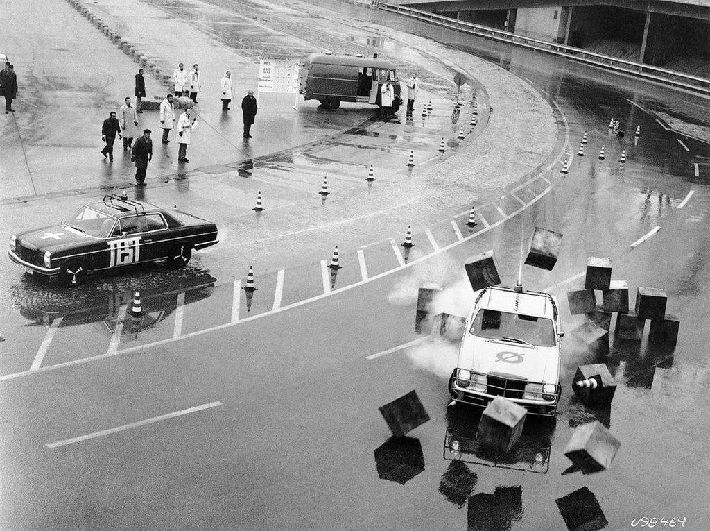 1970_decembere_daimler-benz_demonstrates_the_first_generation_anti-lock_braking_system_abs_to_the_public_on_the_test_track_in_unterturkheim.jpg