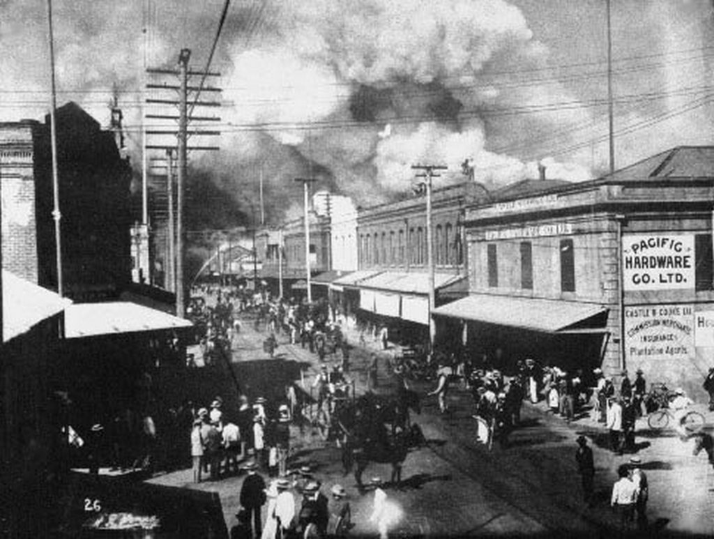 1900_after_the_arrival_of_bubonic_plague_honolulu_s_chinatown_goes_up_in_flames.jpg