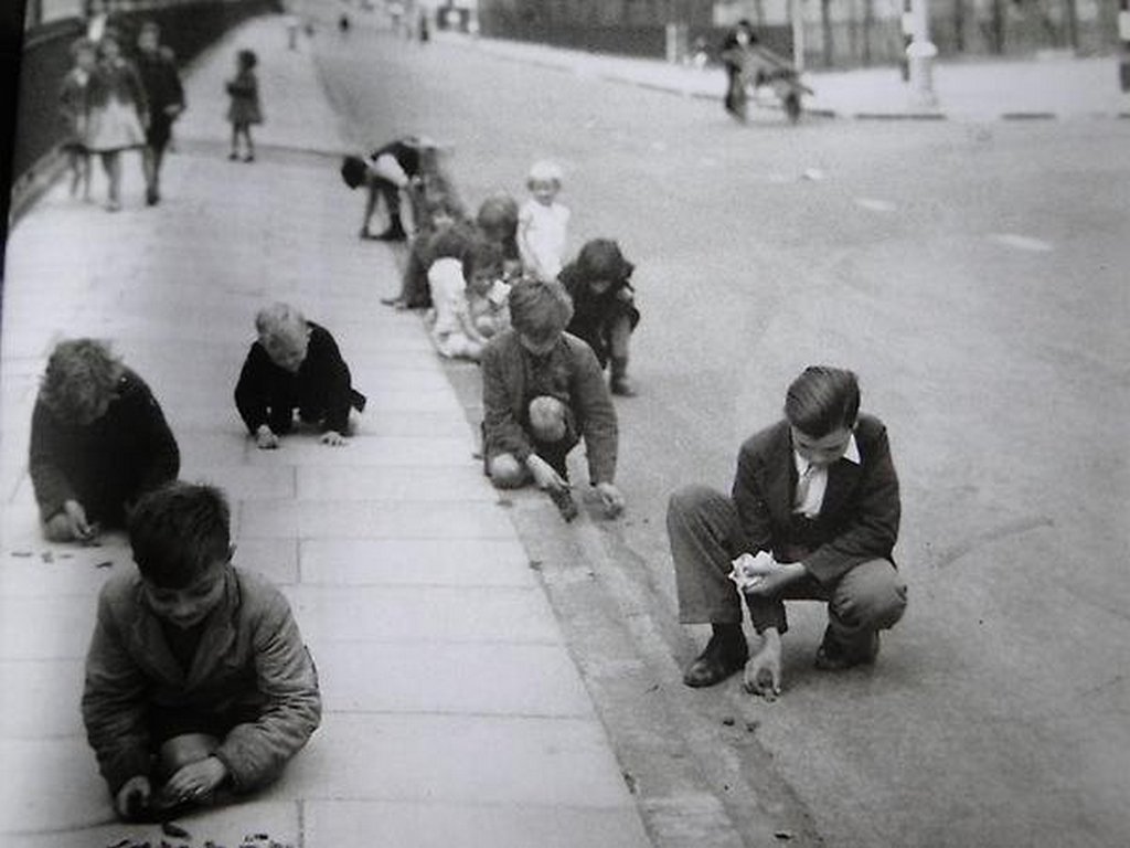 1940_szeptember_air-raids_in_cities_have_started_a_new_fad_among_britains_children_collecting_trading_shrapnel_and_bomb-fragments_as_souvenirs.jpg