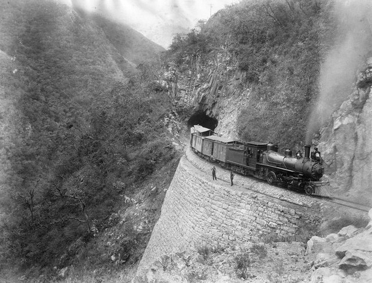 1881_baldwing_locomotive_leaves_tunnel_temascopa_canyon_mexico.jpg