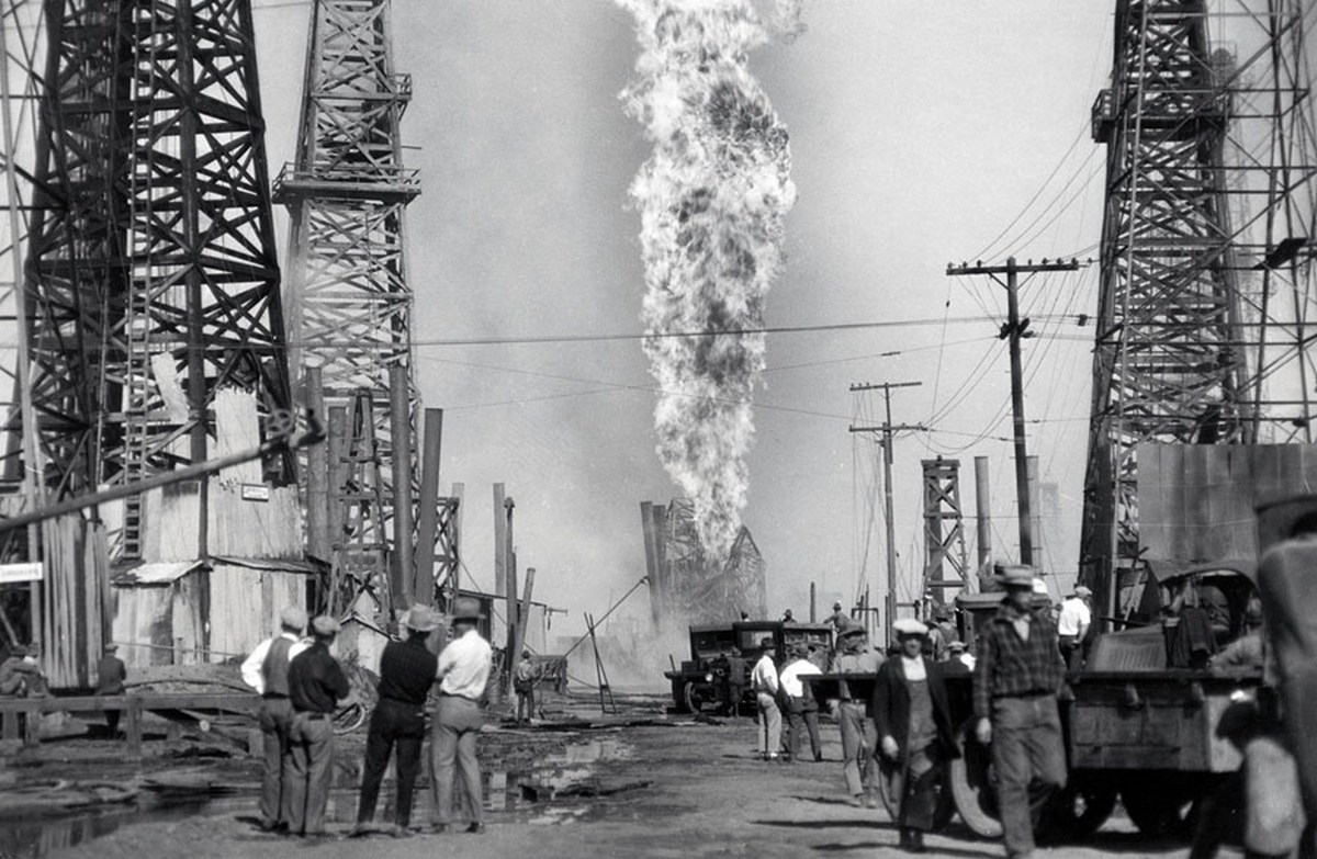 1928_a_furious_pillar_of_fire_from_an_oil_well_causes_tremendous_losses_at_santa_fe_springs_california.jpg