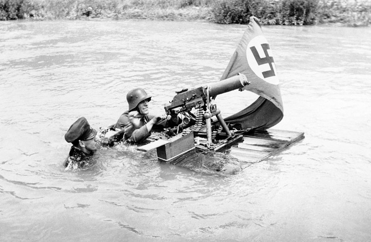 1938_vienna_police_lifeboats_competed_on_the_danube_canal_in_races_during_the_gathering_two_soldiers_demonstrated_the_art_of_swimming_a_machine_gun.jpg