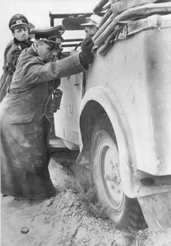 1941_ujev_napja_erwin_rommel_helping_to_free_up_his_staff_car_a_czech_superb_kfz_21_tatra_64.jpg