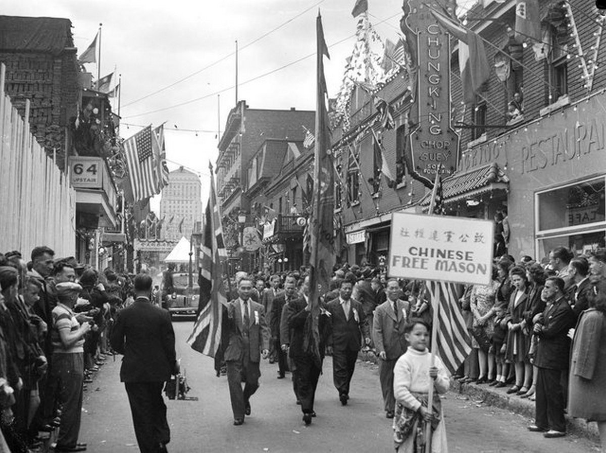 1945_majus_9_a_victoria_day_parade_in_montreal_s_chinatown.jpg