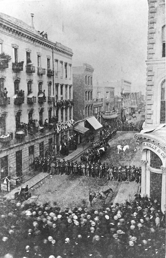 1861. San Francisco. Rendőrök védik egy újság szerkesztőségét a feldühödött tömeg ellen..jpg