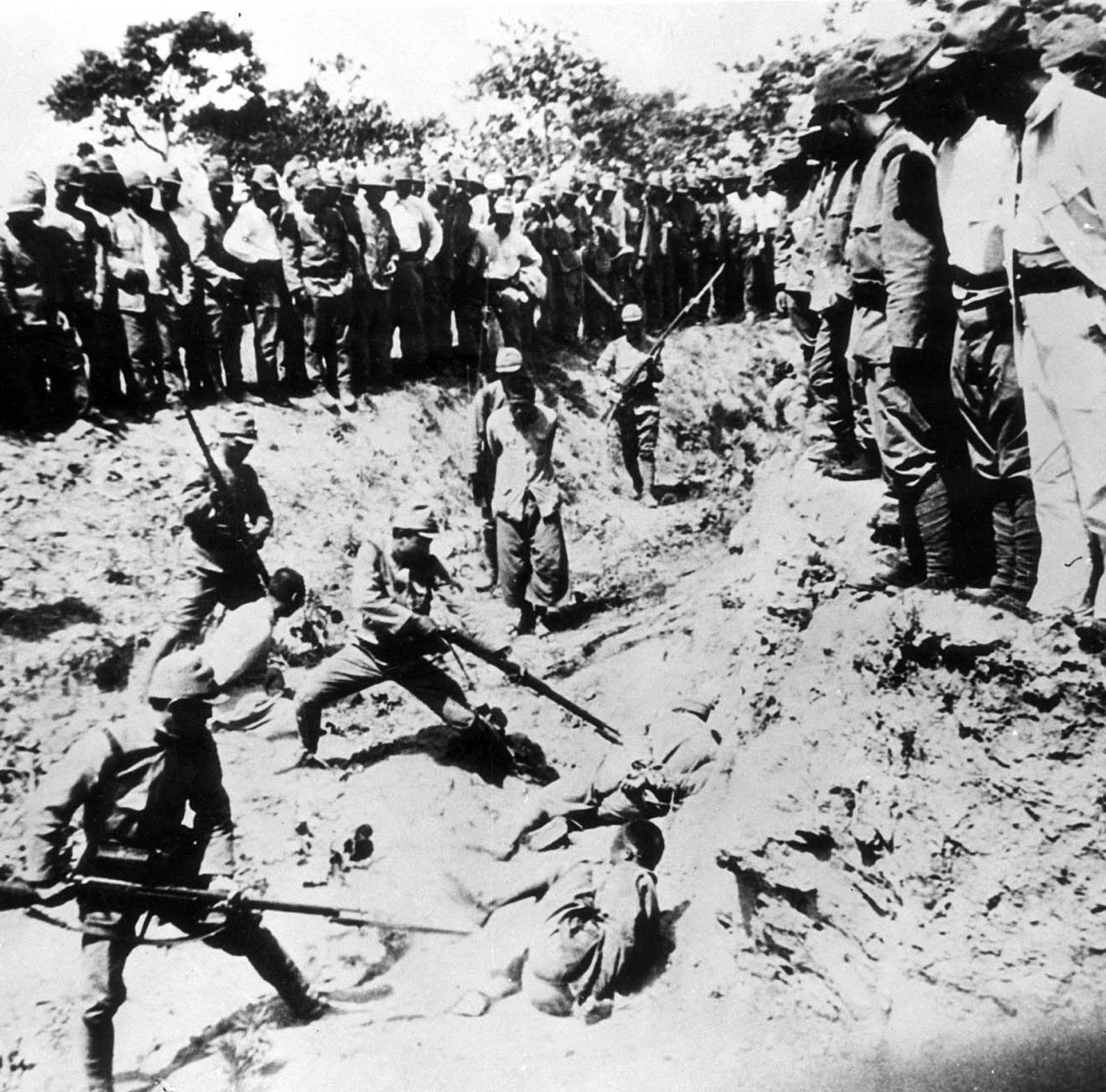 1938. Japánok civileket szúrnak halálra bajonettel a megszállt Kínában, Mandzsúriában..jpg