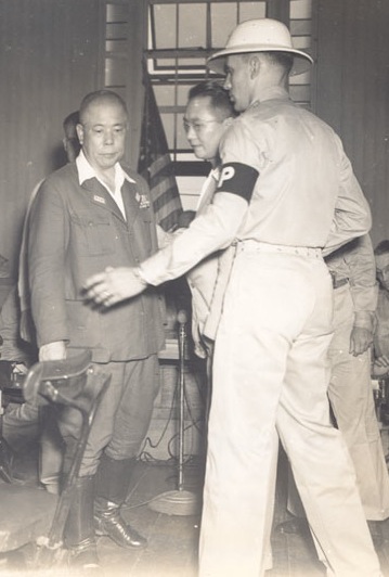 1946. Február 23. Tomoyuki Yamashita japán tábornok elhagyja a manilai tárgyalótermet, ahol háborús bűnökért halálra ítélték. A Fülöp-szigeteken volt a csendes-óceáni háborús színtér Nürnbergje..jpg