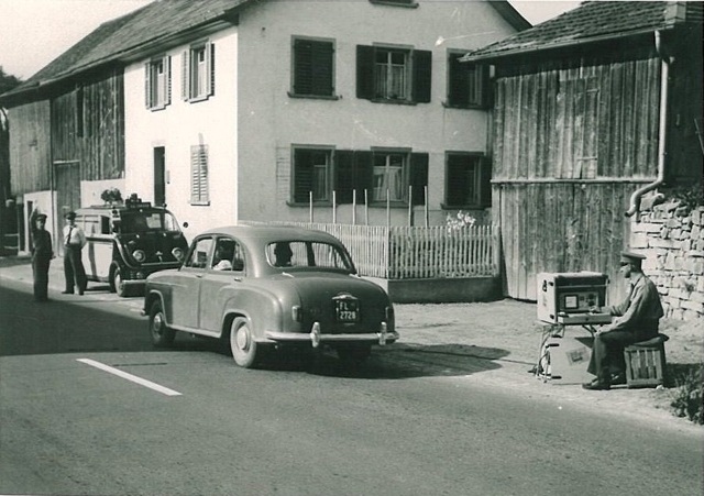1954. Lichtensteini közlekedési rendőrök sebességet mérnek..jpg