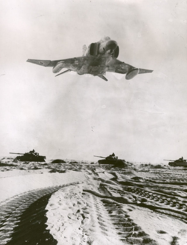 1973. Jóm Kippur háború alatt izraeli F4 vadászrepülő és tankok haladnak Egyiptom felé..jpg
