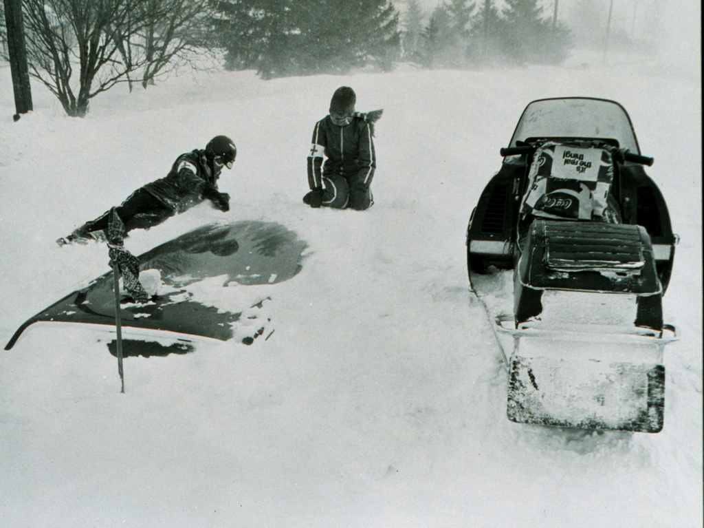 1977. Február. Vörös Keresztes mentők a nagy buffaloi hóviharban betemetett autóból mentenek egy sofőrt..jpg