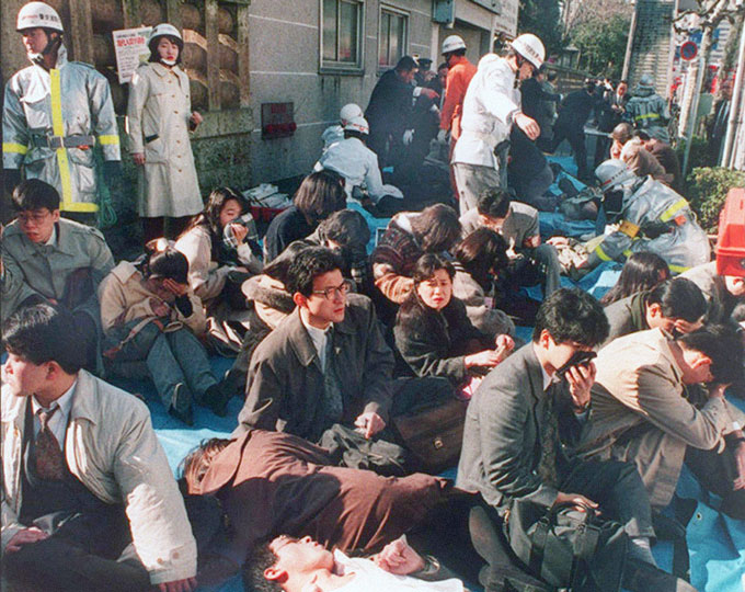 1995. Tokiói gáztámadás a metróban. Az Aum Shinrikyo szekta tagjai szaringázt engedtek ki a metróban, ezzel 13 ember halálát okozva. Vezetőjüket 1999-ben felakasztották..jpg