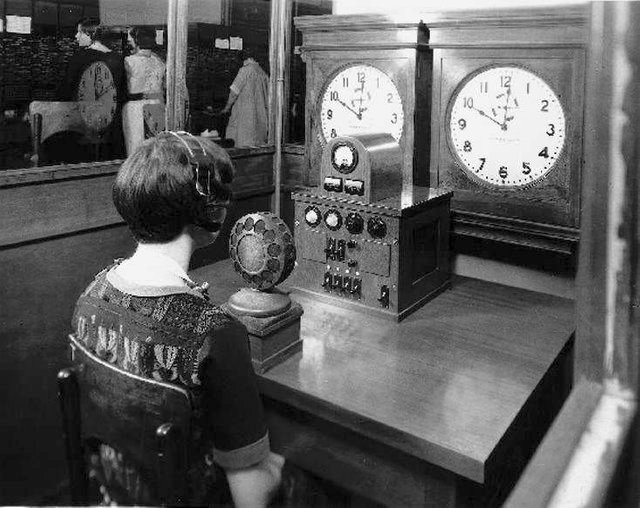 1937_an_operator_in_chicago_in_1928_announces_the_time_every_15_seconds.jpg