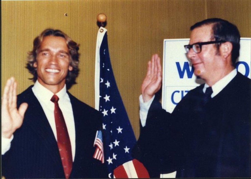 1983_the_moment_when_arnold_schwarzenegger_become_a_us_citizen.jpg