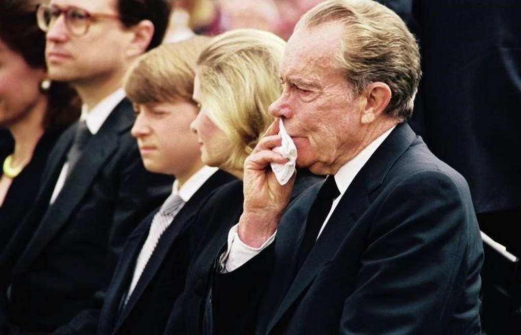 1993_richard_nixon_at_his_wife_s_funeral_june_26_1993_he_died_10_months_later.jpg