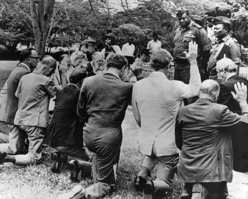 1971_tisztviselok_eskuszenek_idi_amin_dada_ugandai_elnoknek.jpeg
