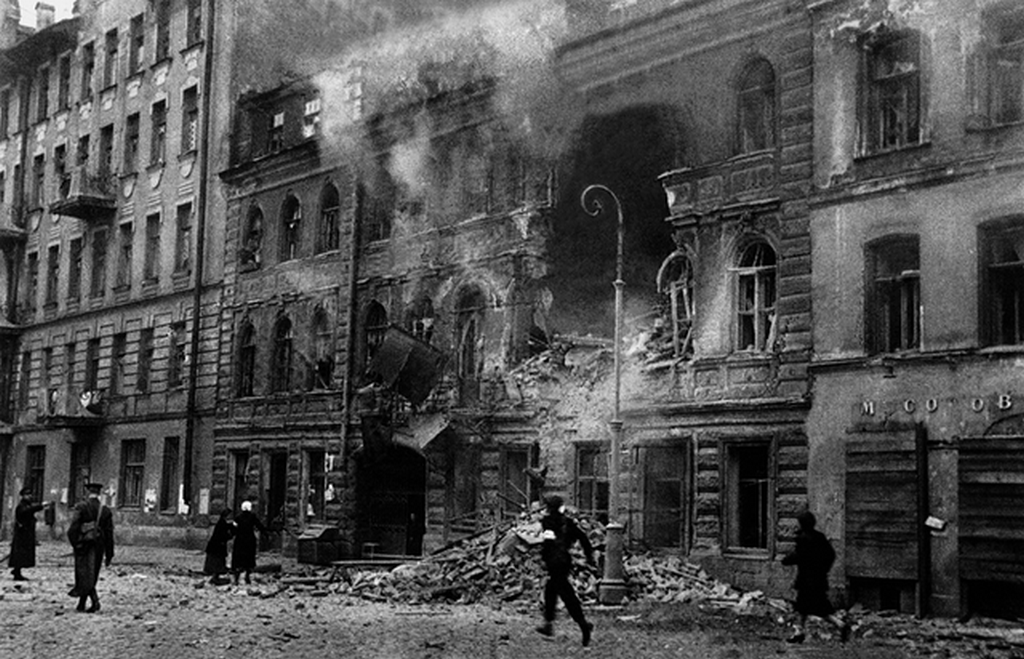 1941_the_war_has_come_to_leningrad_dostoevskiy_street.png