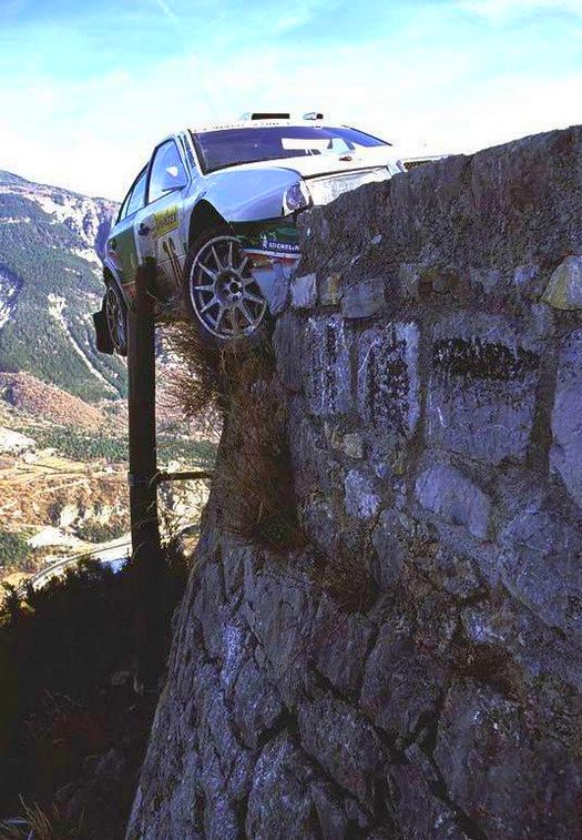 2002_roman_kresta_s_lucky_escape_in_wrc_rallye_monte-carlo_2002_with_skoda.jpg