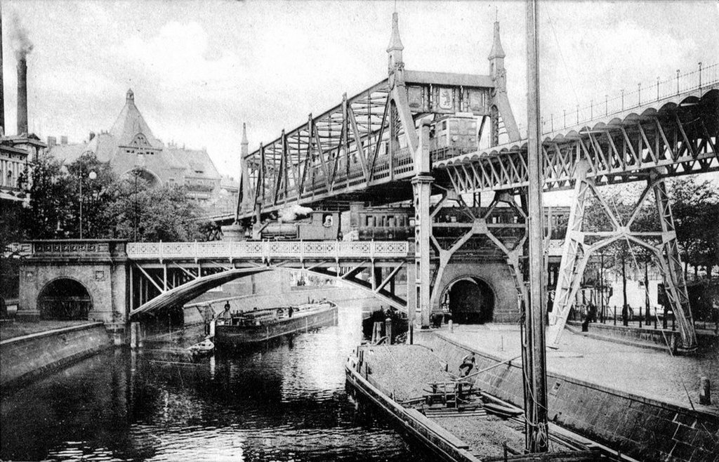 1900_multi-level_train_bridges_at_berlin_anhalter_bahnhof.jpg