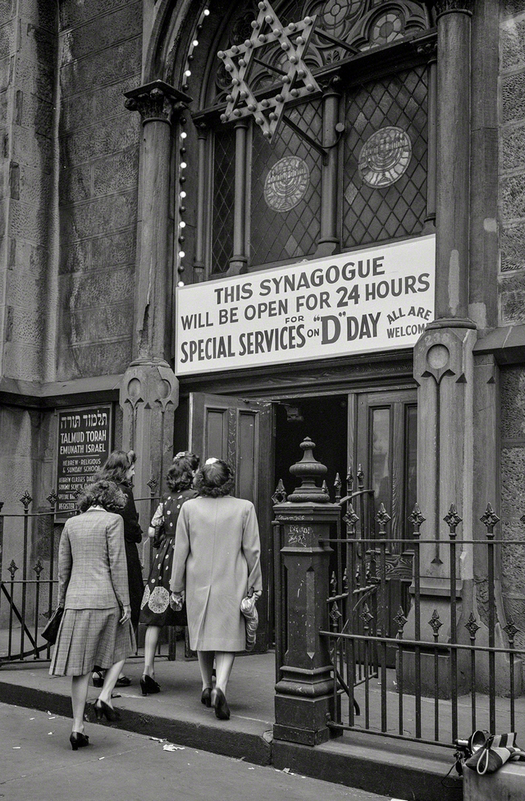 1944_junius_6_a_synagogue_in_new_york_holds_24-hour_services_on_d-day_to_pray_for_the_success_of_allied_troops_as_they_land_on_the_beaches_of_normandy.png