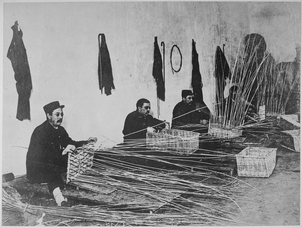 1918_blind_french_soldiers_learning_to_make_baskets.jpg