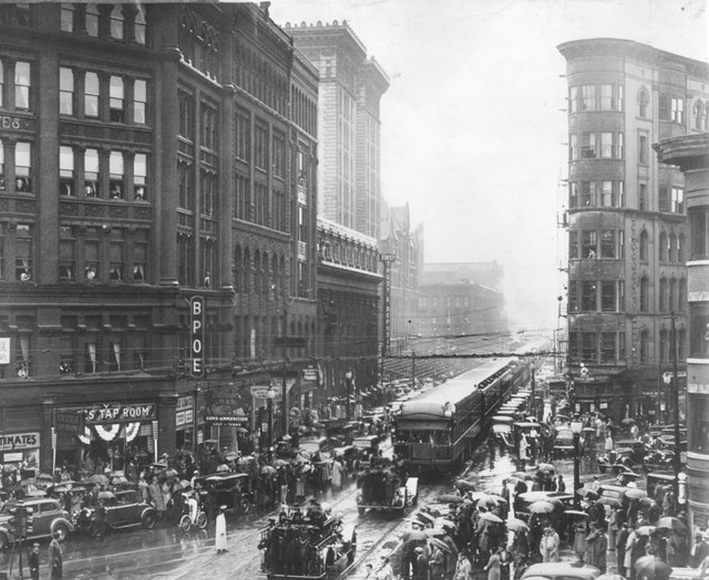 1936_szeptember_24_the_last_train_using_the_washington_st_tracks_in_syracuse_new_york.jpg