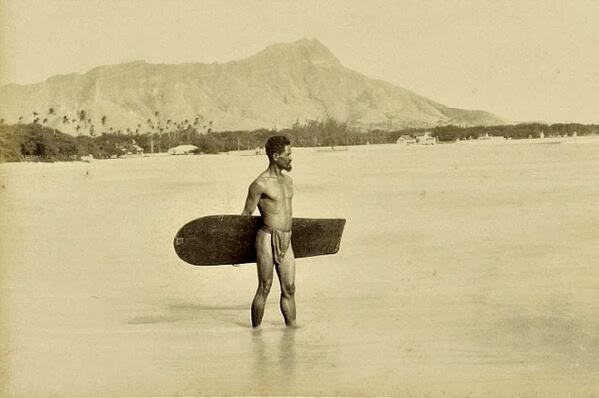 1890. Őslakos szörfözni készül Hawaii-on.jpg