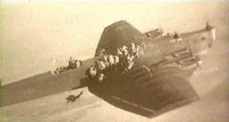 1930. Szovjet ejtőernyősök egy Tupoljev TV-3-ról ugranak..jpg