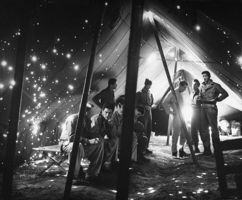 1944. Amerikai katonák Anzio-nál egy golyószaggatta sátorban pihennek. Többüket megölték vagy megsebesítették a németek lövedékei és repeszei..jpg