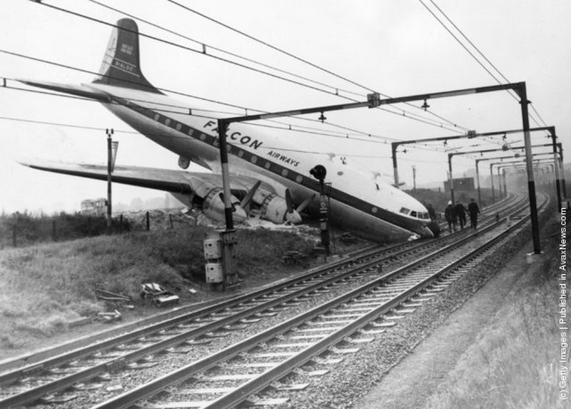 1960. London Southend reptéren, fékhiba miatt túlfutott gép a közeli vasúti töltésen landolt..jpeg
