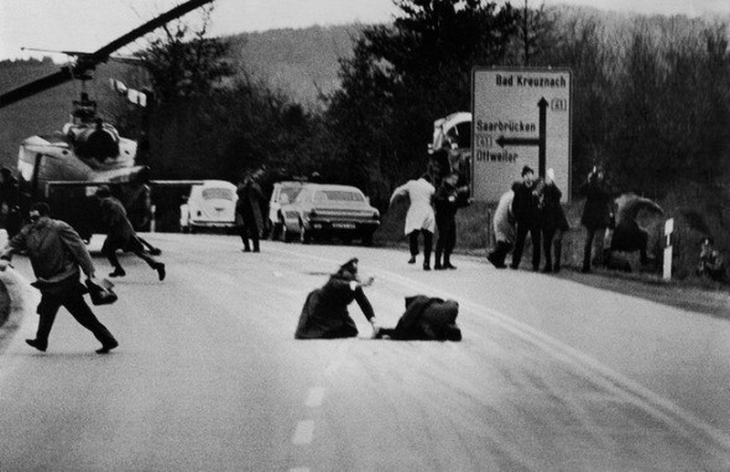 1971. Wolfgang Peter Geller World Press fotó győztes képe a saarbrückeni bankrablás utáni tűzharcról. A tússzedő elkövető az úttesten bekerítve a rendőrökre lőtt..jpg