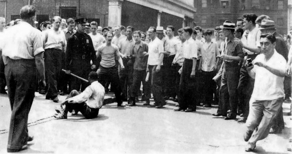 1943_detroit_police_officers_defend_blacks_from_the_white_mob_during_1943_race_riot.jpg
