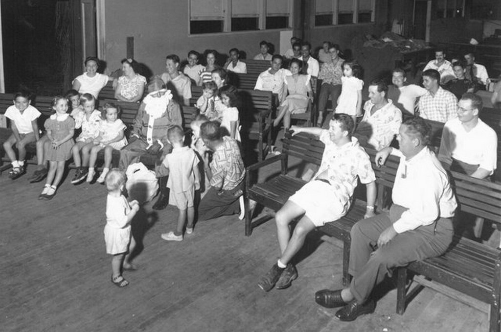 1948_santa_visiting_the_palmyra_atoll.jpg