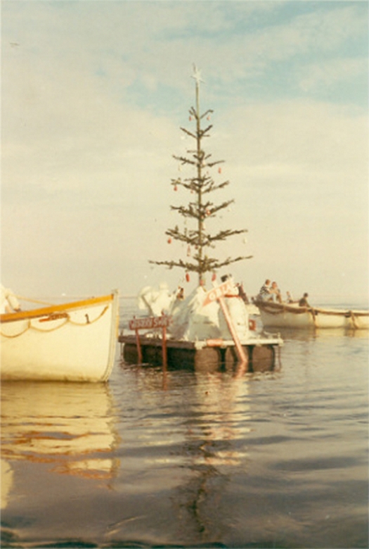 1969-73_cca_floating_christmas_tree_created_by_polish_seafarers_from_the_freighter_djakarta_one_of_the_ships_of_yellow_fleet_15_cargo_ships_trapped_in_the_suez_canal_for_8_years_after_the_canal_was_blocked_during_th.jpg