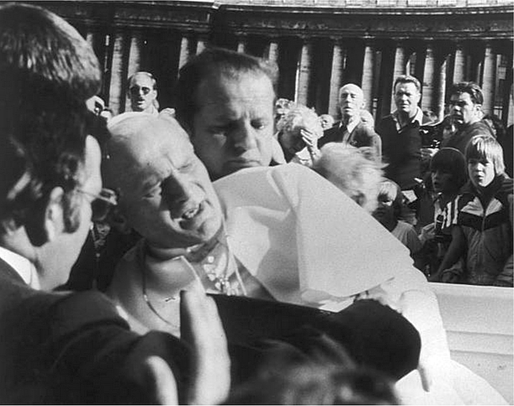 1981_pope_seconds_after_getting_shot_by_ali_agca_13_may.png