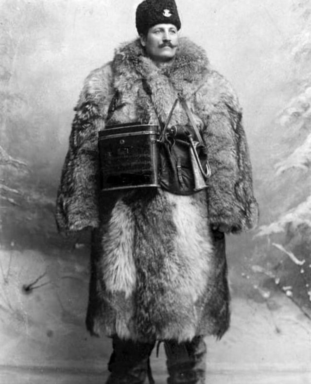 1900_rural_mail_carrier_in_a_winter_uniform_sweden.jpg