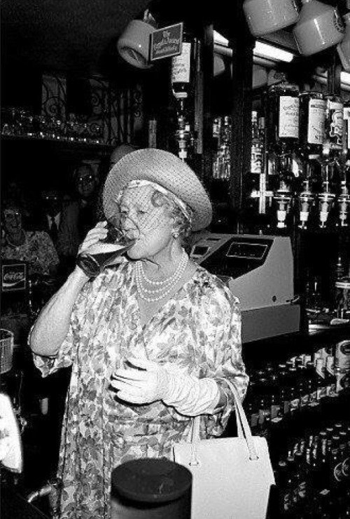 1987_queen_mother_at_86_enjoying_a_pint.jpg