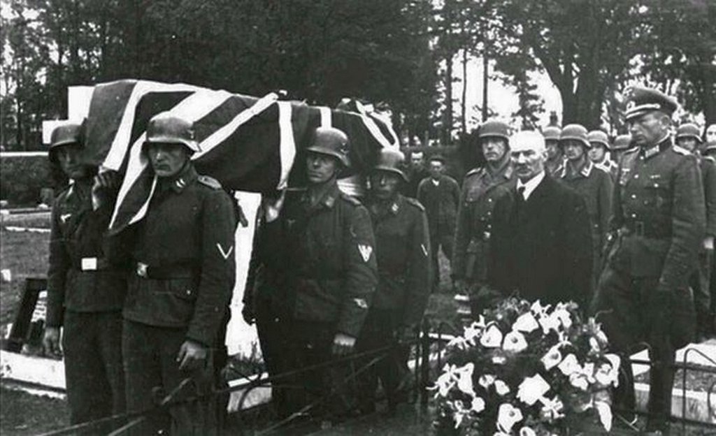 1943_an_raf_airman_is_buried_with_full_military_honors_by_occupying_german_soldiers_on_channel_islands.jpg