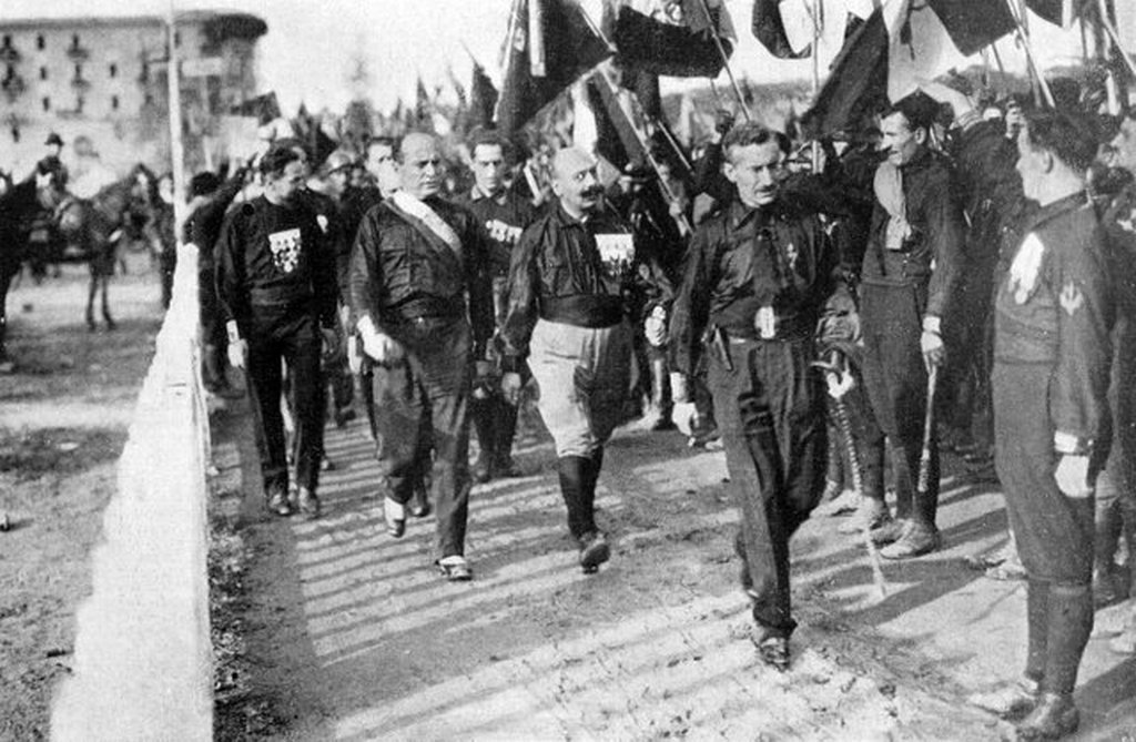 1922_oktober_24_benito_mussolini_cesare_maria_de_vecchi_michele_bianchi_and_other_fascist_blackshirts_during_the_march_on_rome.jpg