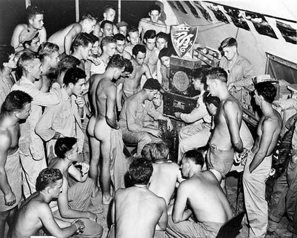 1945_szeptembrer_2_us_marines_listening_to_the_news_of_japan_s_surrender_on_the_radio.jpg