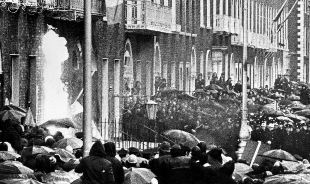 1972_februar_2_protestors_throw_molotov_cocktails_at_the_british_embassy_days_after_british_troops_shot_dead_14_unarmed_catholic_civilians_in_northern_ireland_dublin.jpg