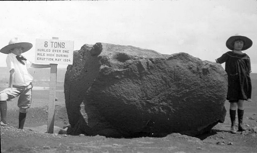 1924_children_pose_with_an_8-ton_ballistic_block_at_kilauea_volcano_hawaii.jpg