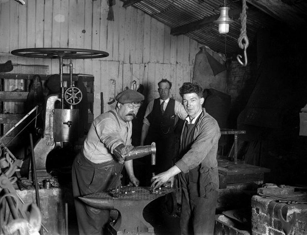 1929_a_one-armed_blacksmith_named_patrick_o_neill_using_his_specially_made_prosthetic_arm_tottenham_england.jpg